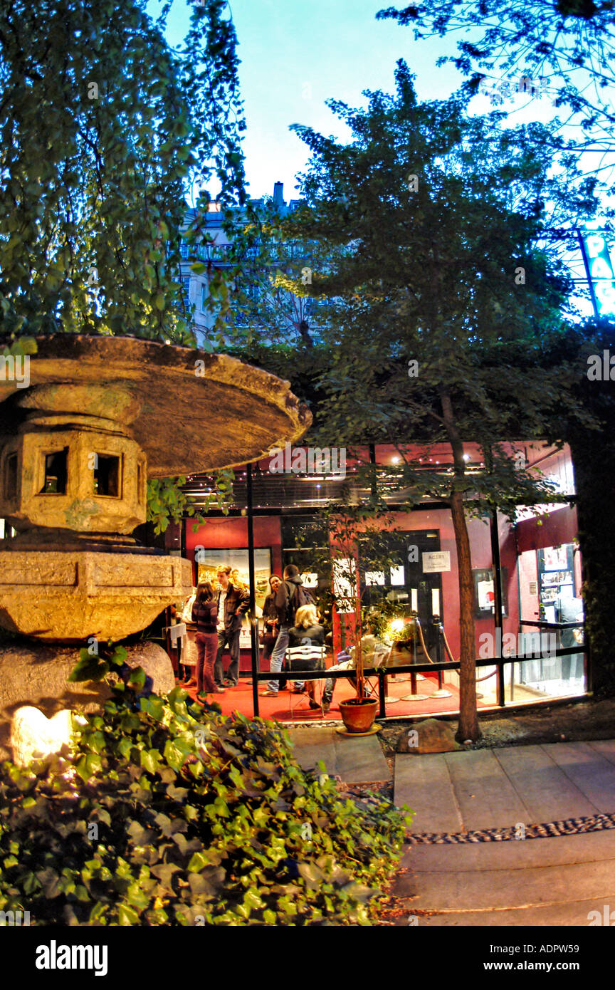 Paris, France Cinéma extérieur film japonais de Style Vintage théâtre "La  Pagode" "Jardin Japonais' Square de l'extérieur de fenêtre, Lit up at Night  Photo Stock - Alamy