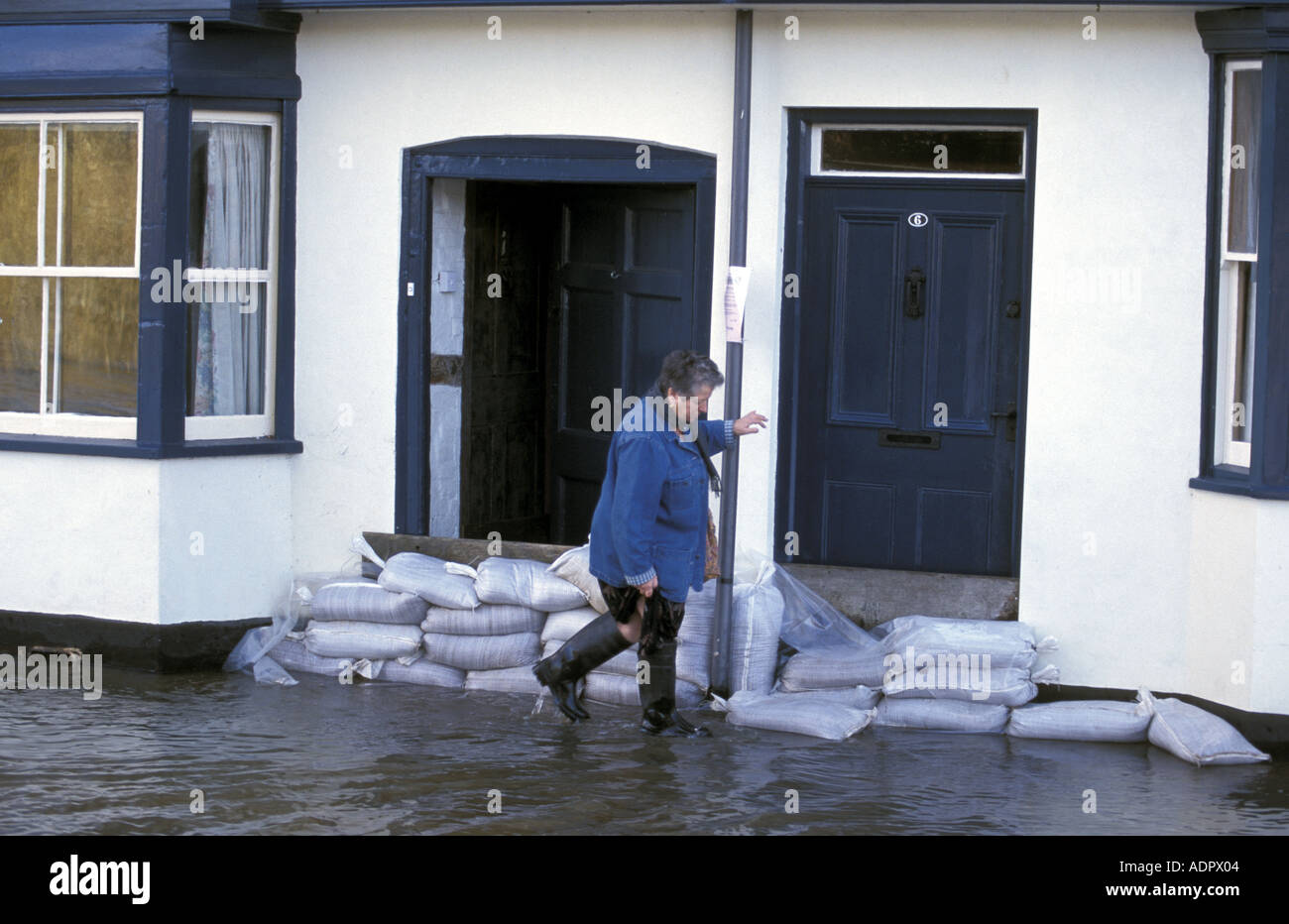 Igoogle sacs par des maisons à Bewdley après les inondations de la rivière severn Worcestershire angleterre village Banque D'Images