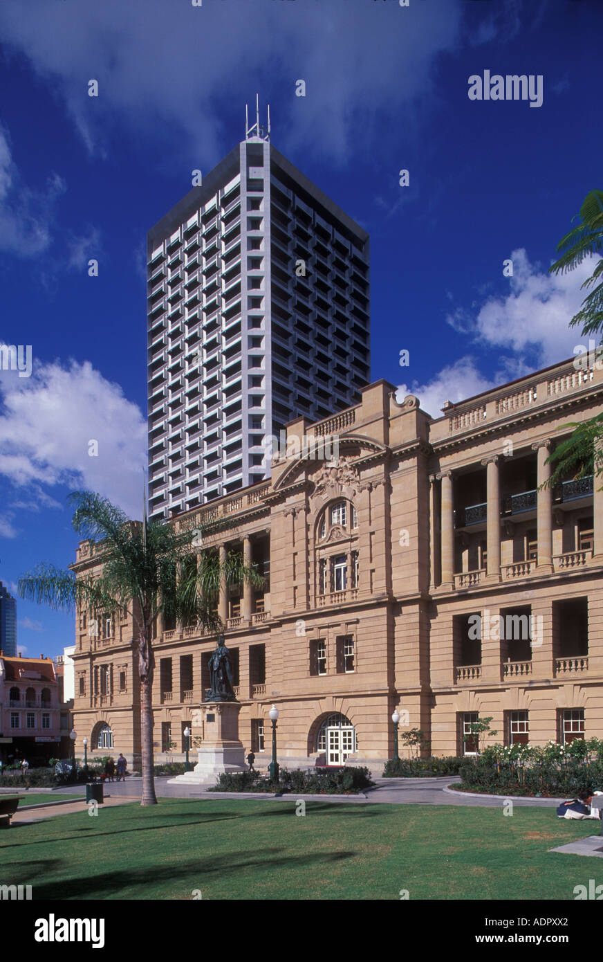 Les bâtiments de l'Administration des terres du Queensland Australie style colonial contraste avec les tours de bureaux à Brisbane Banque D'Images