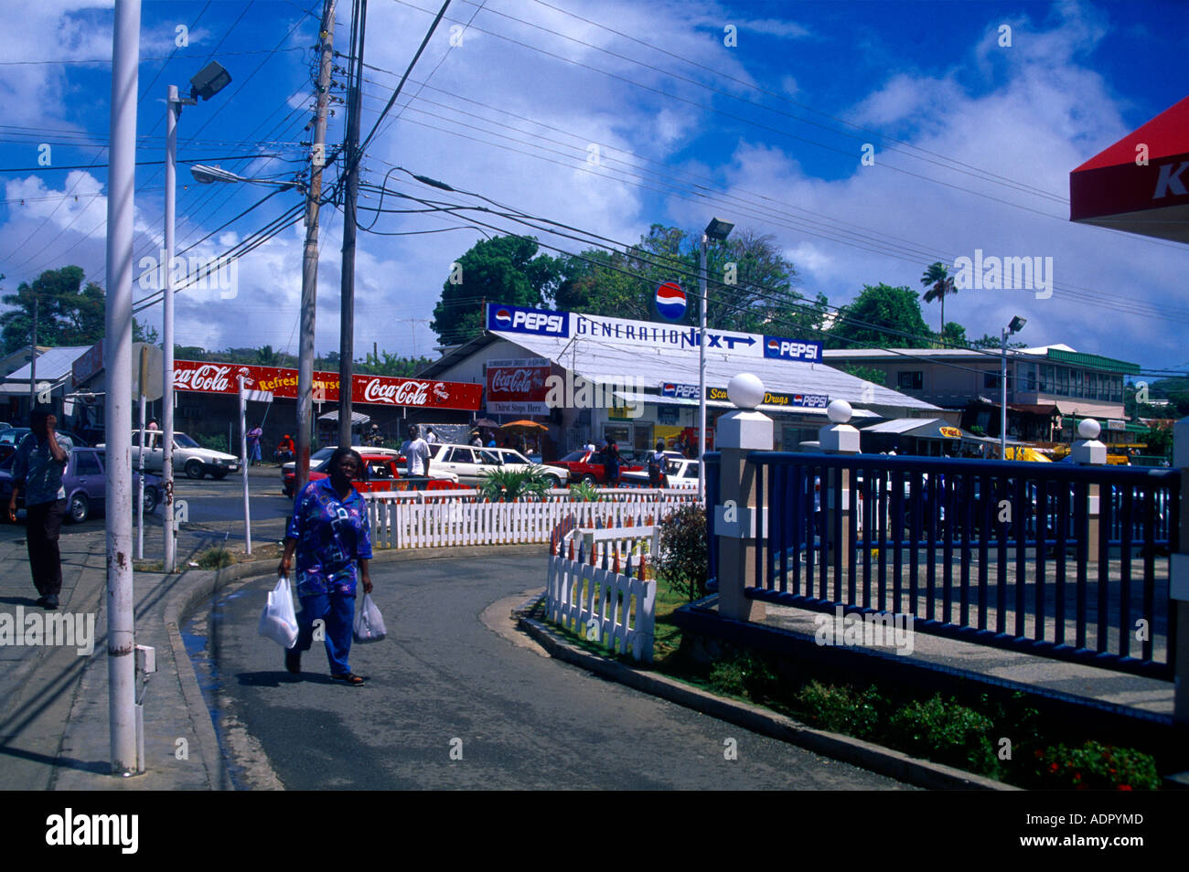 Port d'Espagne Trinité-scène de rue Woman Carrying Shopping Banque D'Images