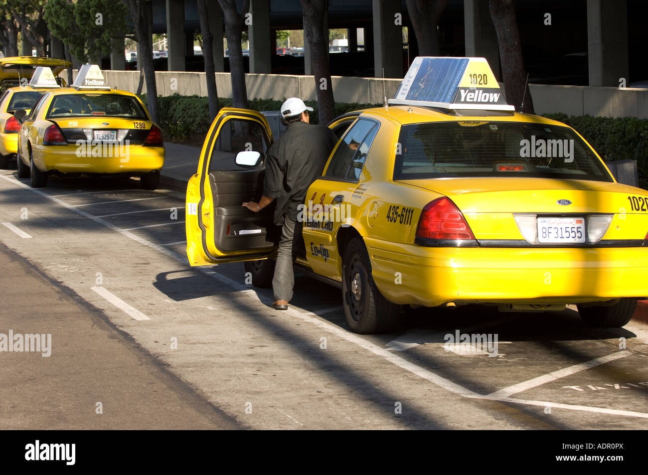 Les taxis, la queue à l'aéroport de Long Beach Banque D'Images