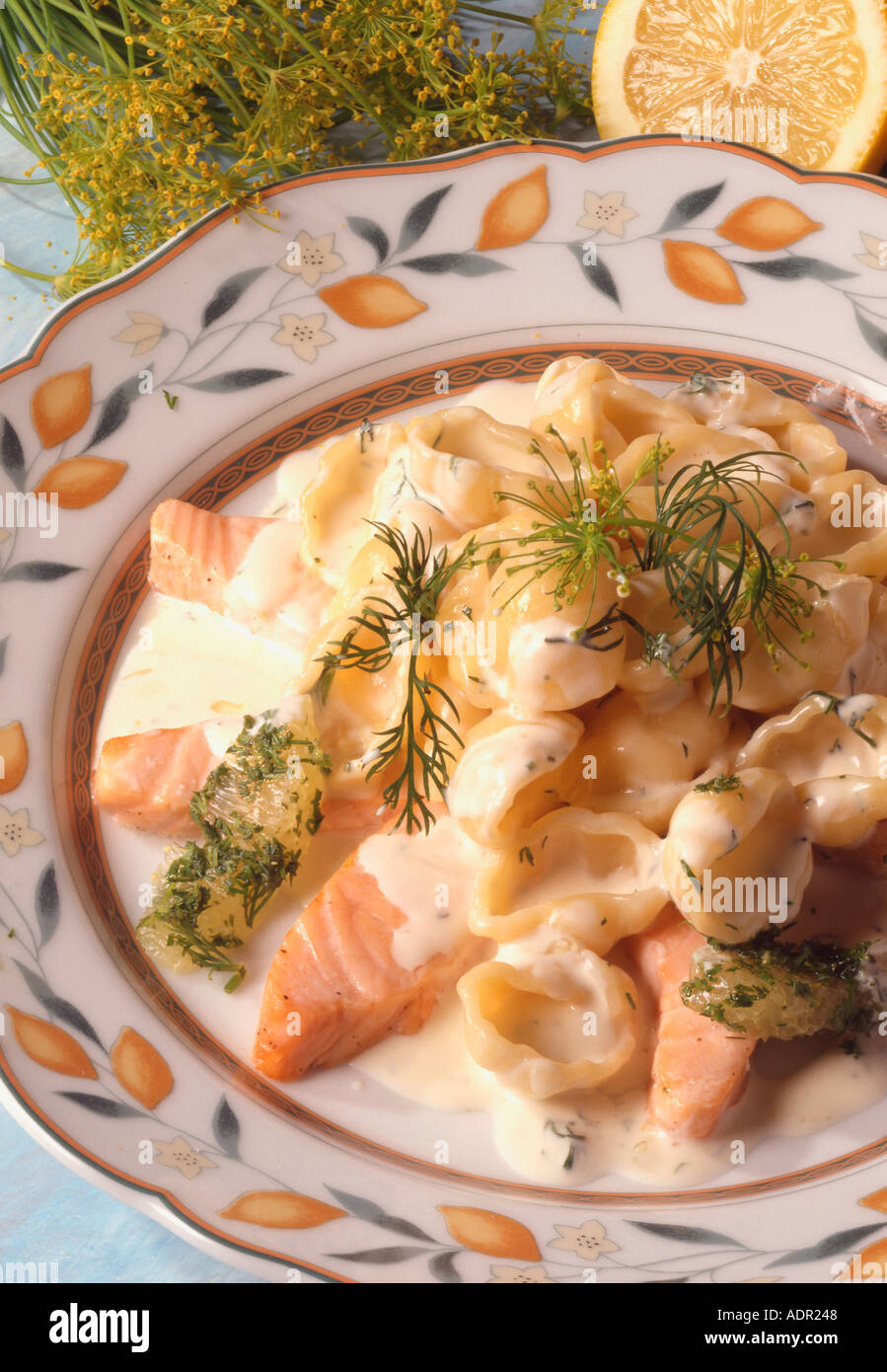 Nudeln mit Lachs und Orangenstückchen Aneth saumon nouilles avec de l'aneth et pièces d'orange Banque D'Images