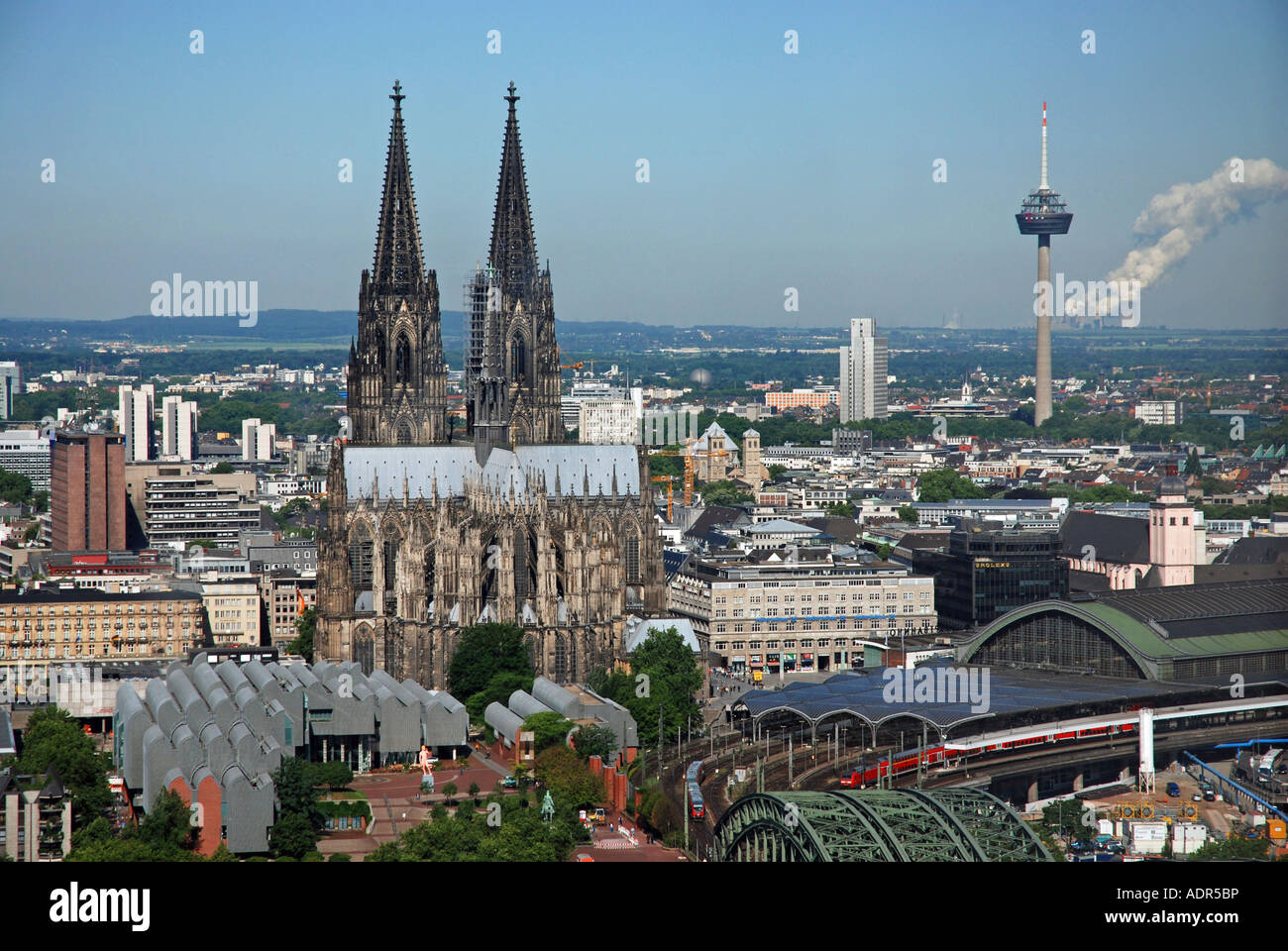 Vue depuis le LVR-Turm à Cologne avec la cathédrale de Cologne, Museum Ludwig, la gare principale et de la tour de télévision, l'Allemagne, l'Amérique du Rhin Banque D'Images