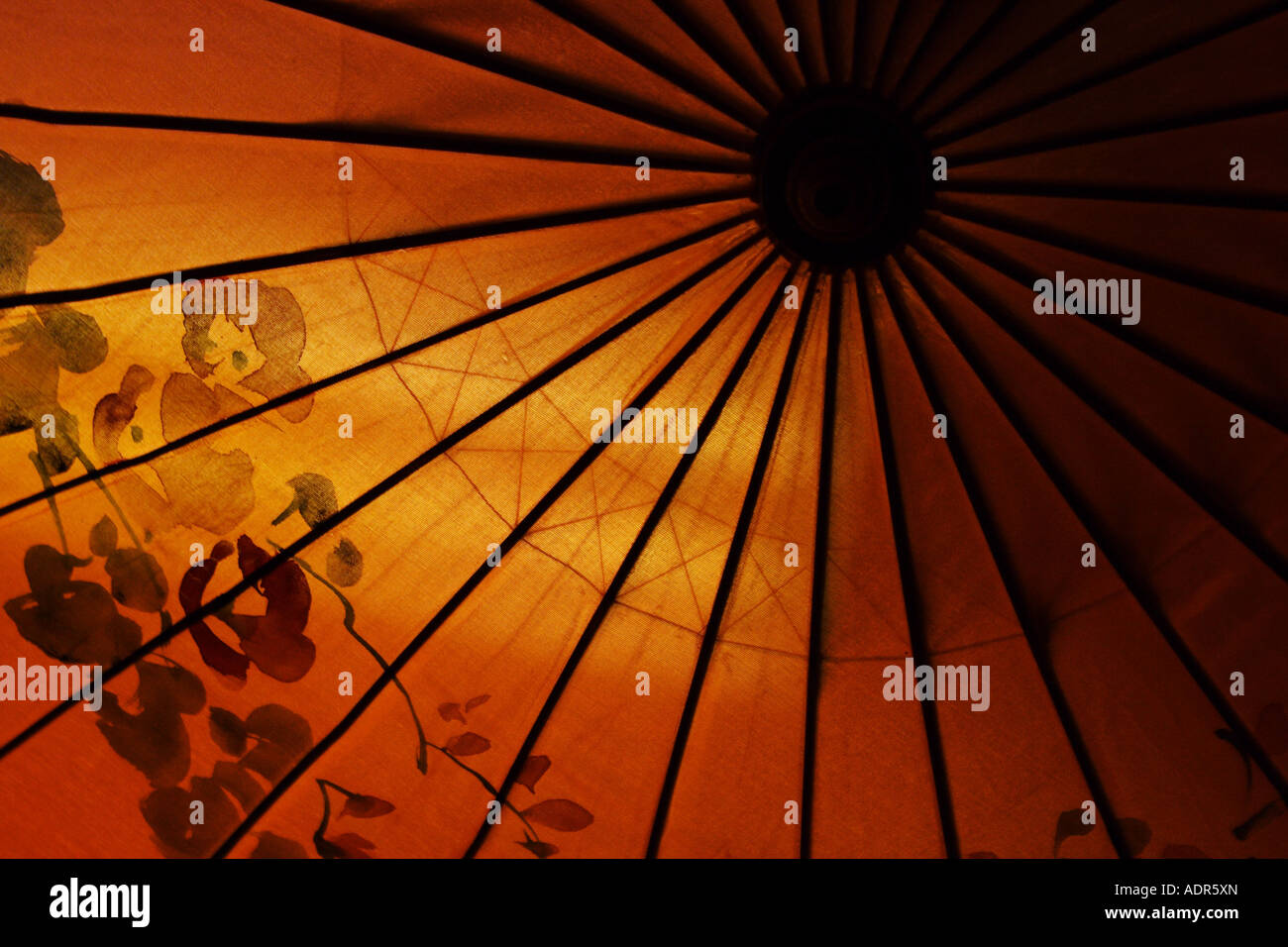 Détail d'un or-orange parasol peint Banque D'Images