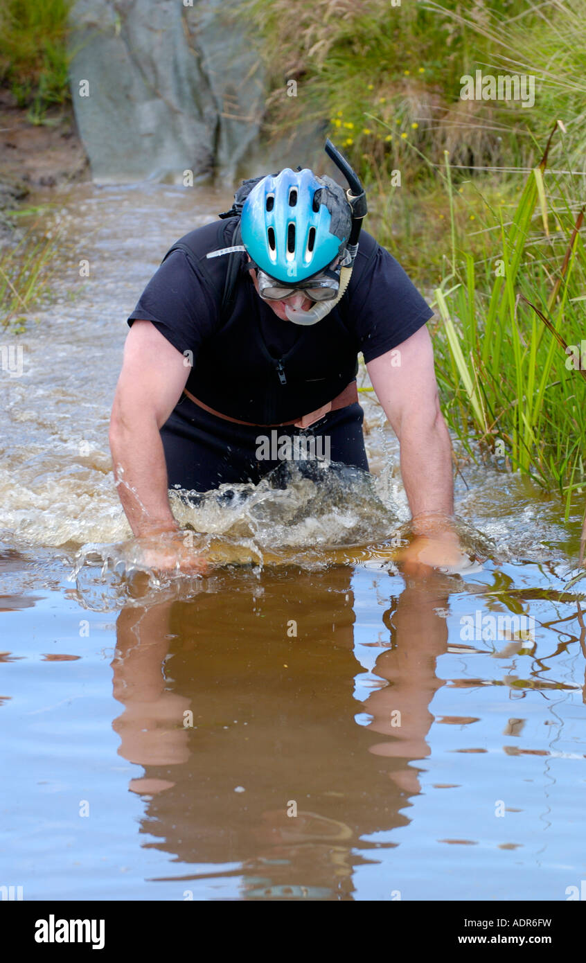 Concurrent dans le monde annuel Vtt Bog Snorkelling Championships à Llanwrtyd Wells Powys UK Banque D'Images