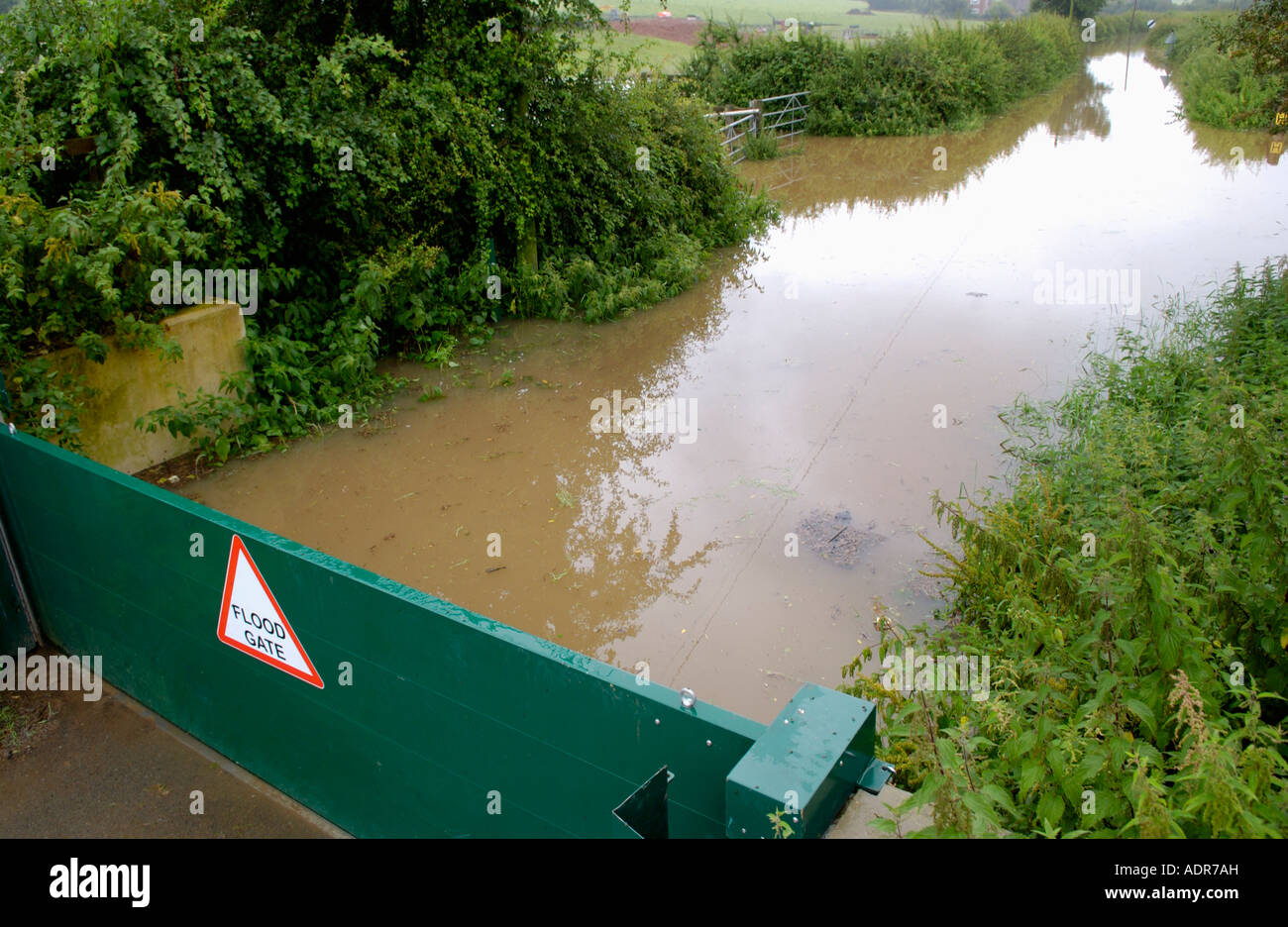 La porte d'inondation à Deerhurst Gloucestershire Angleterre Royaume-uni empêche la montée des eaux du fleuve Severn après les pluies prolongées Banque D'Images