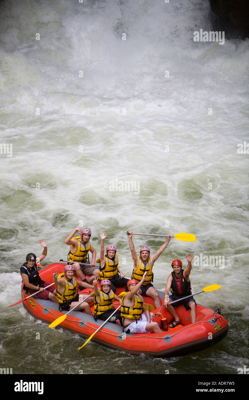 New Zealand North Island Rotorua white water rafting canotage sur la rivière Kaituna Okere Falls juste en dessous Banque D'Images