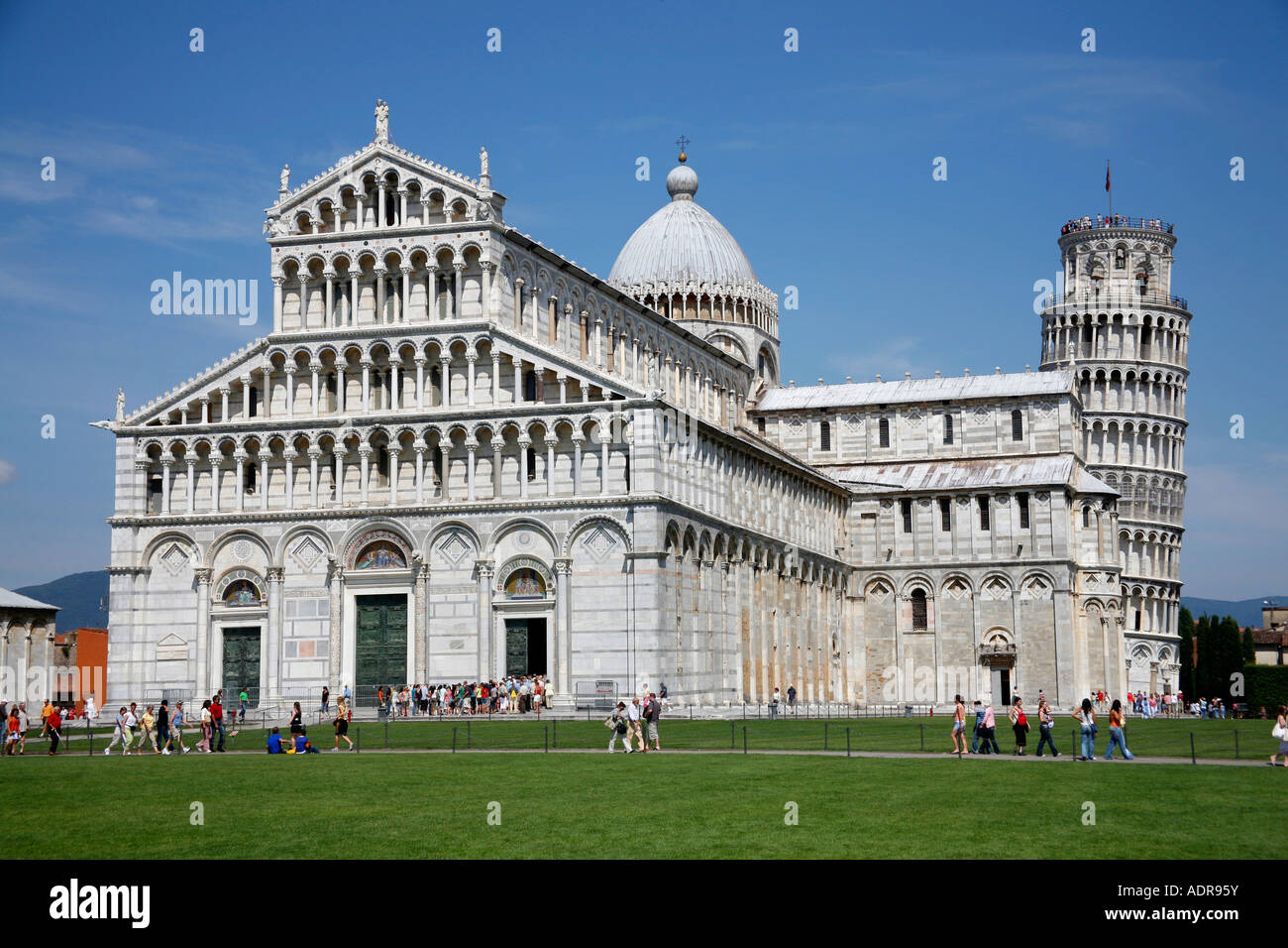 La Tour Penchée de Pise et la Cathédrale Duomo à la Piazza del Duomo, la Place des Miracles à Pise Italie Banque D'Images