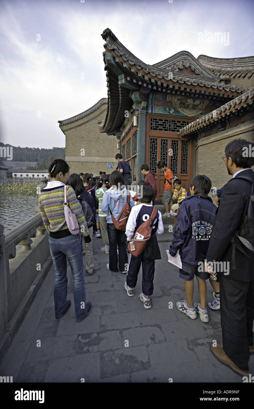 Les enfants de l'école chinoise de Beijing Chine tour pavillons du Palais d'été. Banque D'Images