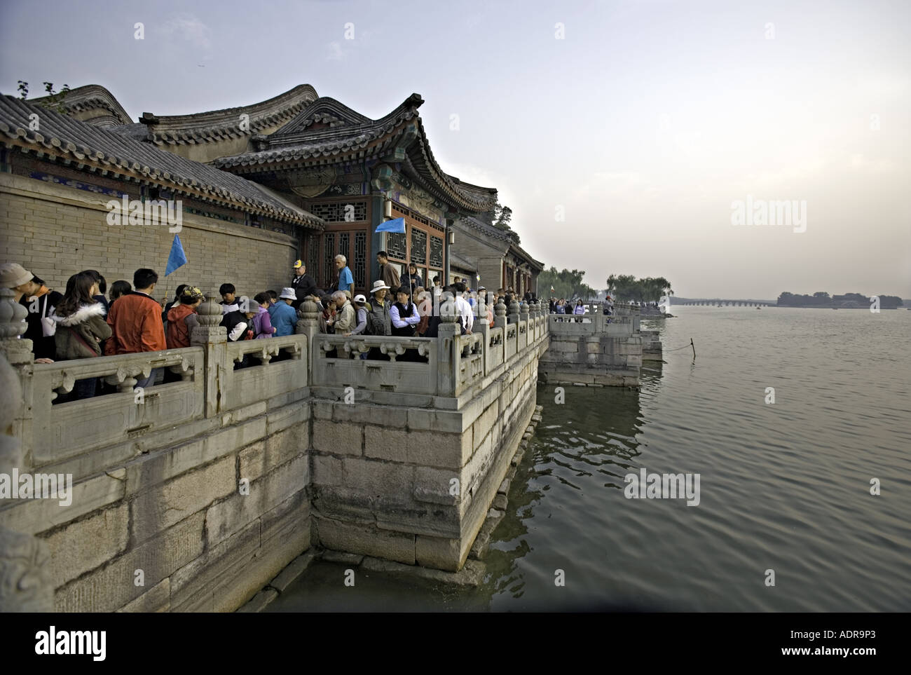 Chine Pékin des foules de touristes admirer le Lac de Kunming au coucher du soleil du Palais d'été pavilions Banque D'Images
