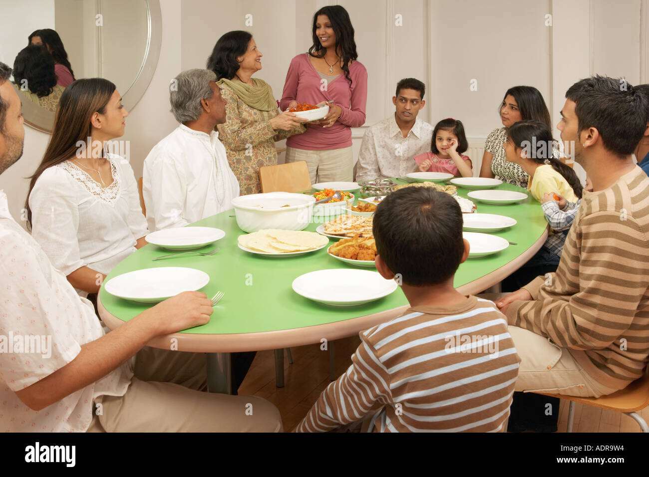 Grande table repas famille Banque de photographies et d’images à haute ...