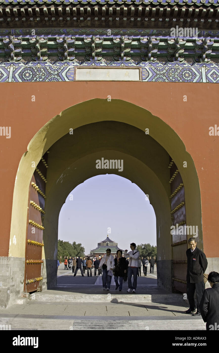 Chine Pékin les touristes à pied à travers la porte de la salle de prière pour les bonnes récoltes au Temple du Ciel Park Banque D'Images