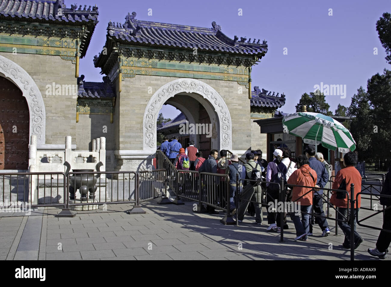 Chine Pékin les touristes jusqu'à entrer dans le Temple du Paradis Park Banque D'Images