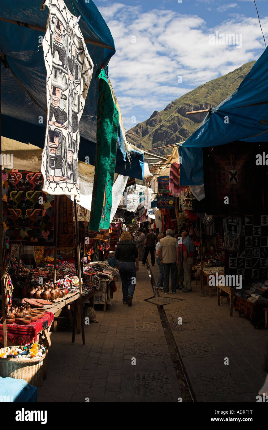 [Marché Pisac], [Vallée Sacrée], le Pérou, Amérique du Sud, des étals de marchés pittoresques en plein air d'artisanat péruvien et textiles Banque D'Images