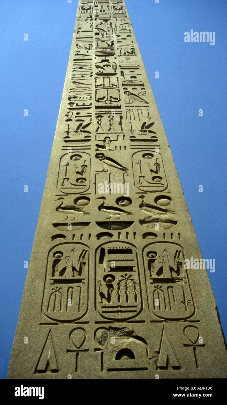 L'Égypte l'obélisque de Ramsès II (xixe dynastie BC1304 1237 ) à Louxor. 25 Hauteur 03 m et pesant 254 tonnes . Banque D'Images
