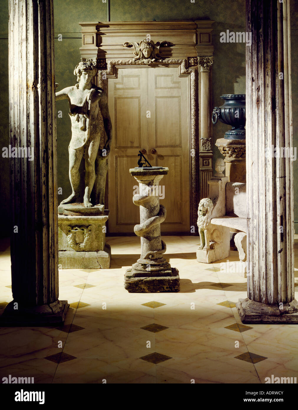 Statues classiques dans le hall avec un sol en marbre et des piliers Banque D'Images