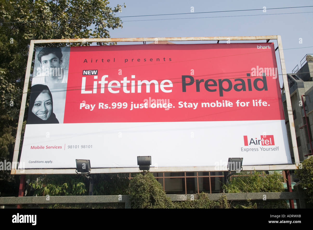 La société de téléphonie mobile AirTel adv et ertise trois appels entrants pour la vie sur le billboard à Delhi Inde Banque D'Images