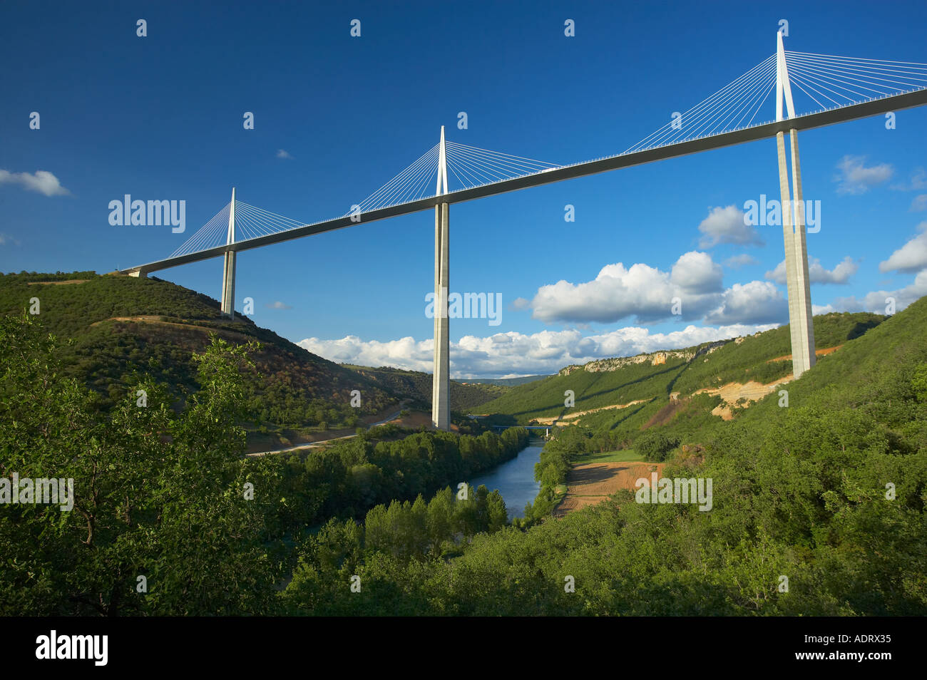 Le Viaduc de Millau enjambant les gorges du Tarn en Aveyron Midi Pyrénées France Banque D'Images