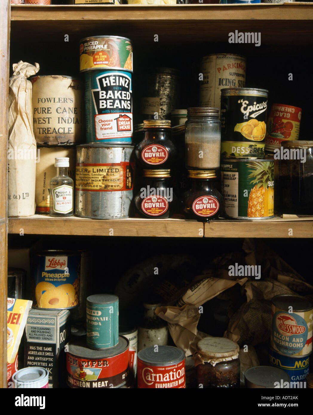 Close up de marmite et les haricots en conserve et fruits sur des étagères en bois de larder Banque D'Images