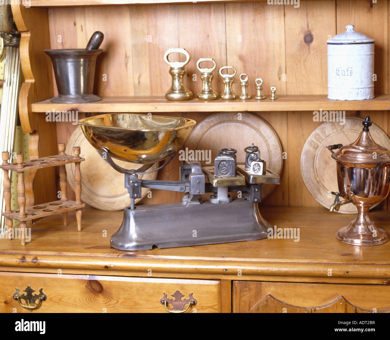 Close up of antique des balances et des poids sur une commode en laiton Banque D'Images