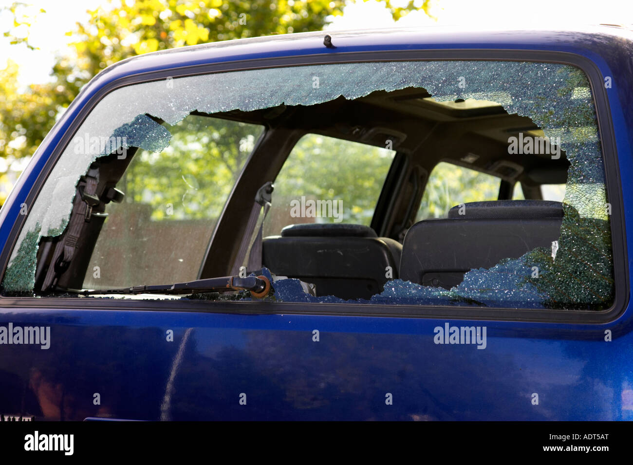 La fenêtre arrière cassée de voiture renault bleu brisé par des vandales Banque D'Images