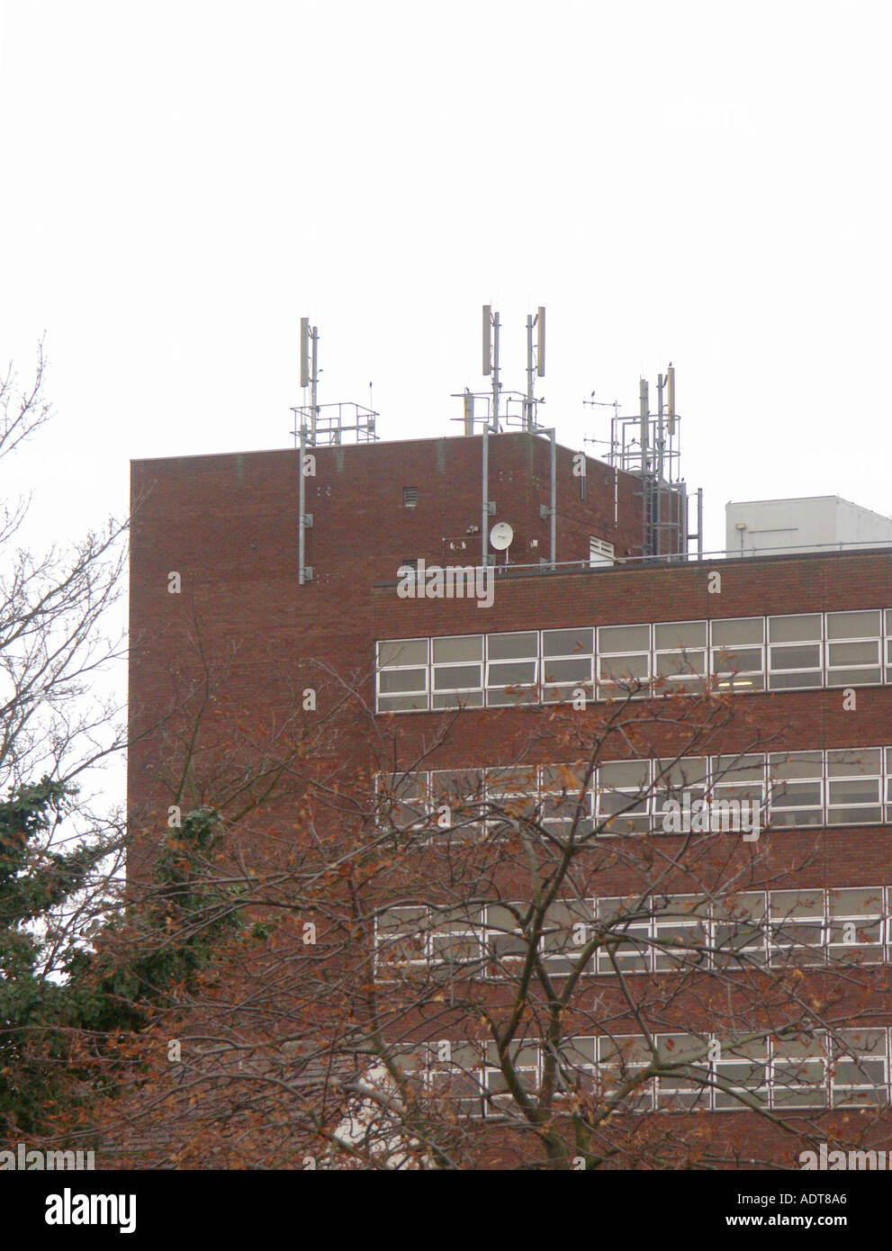 L'équipement de communications sur le haut du bâtiment de bureaux Banque D'Images