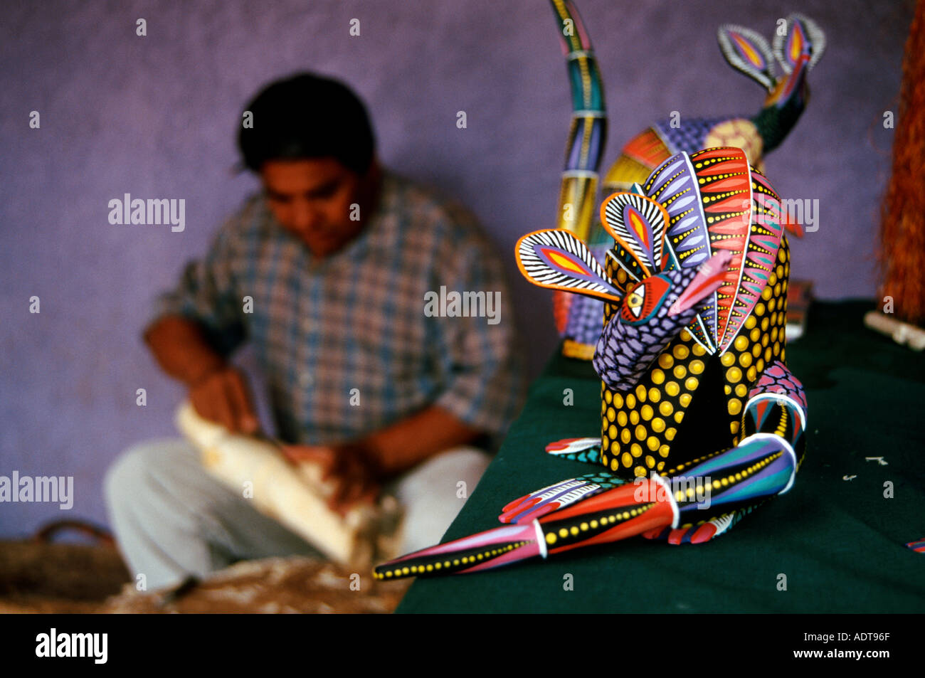 Epifanio Fuentes sculpte en bois indigène de créatures fantastiques appelé alebrijes à son magasin San Martin Tilcajete Oaxaca Mexique Banque D'Images