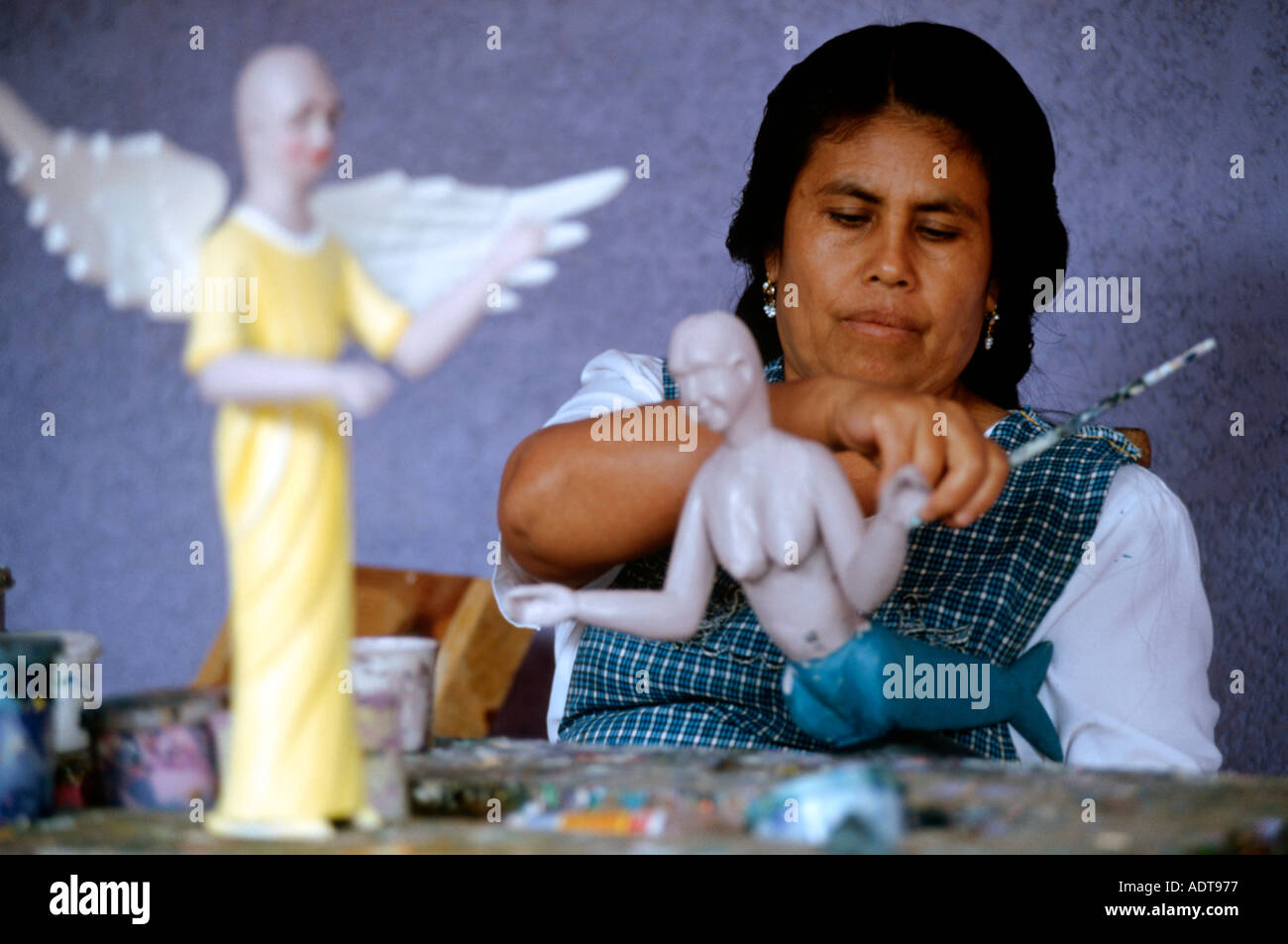 Une femme fantastique peintures chiffres en bois sculpté appelé alebrijes dans un magasin à San Martin Tilcajete Oaxaca Mexique Banque D'Images