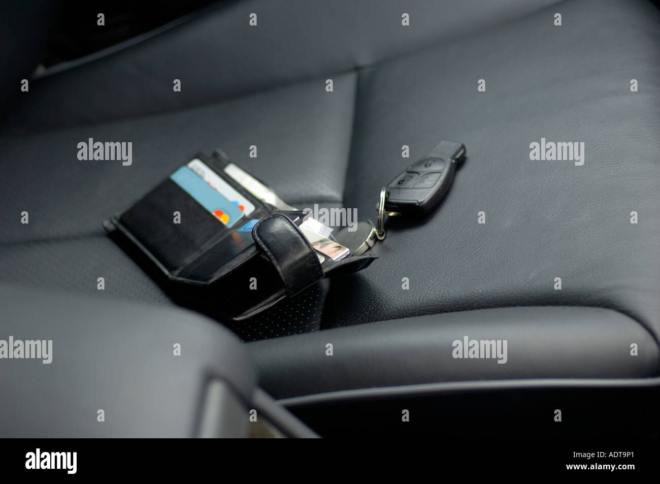 Ouvrir porte-monnaie et des clés de voiture à gauche sur siège de voiture  Photo Stock - Alamy