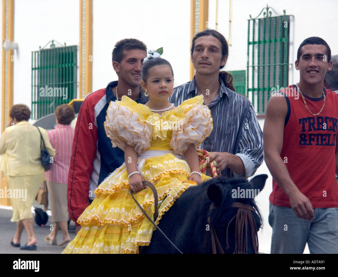 Jeune fille espagnole équitation poney à la Feria de Fuengirola, Costa del Sol, Andalousie, Espagne, enfant costume traditionnel foires foire f Banque D'Images