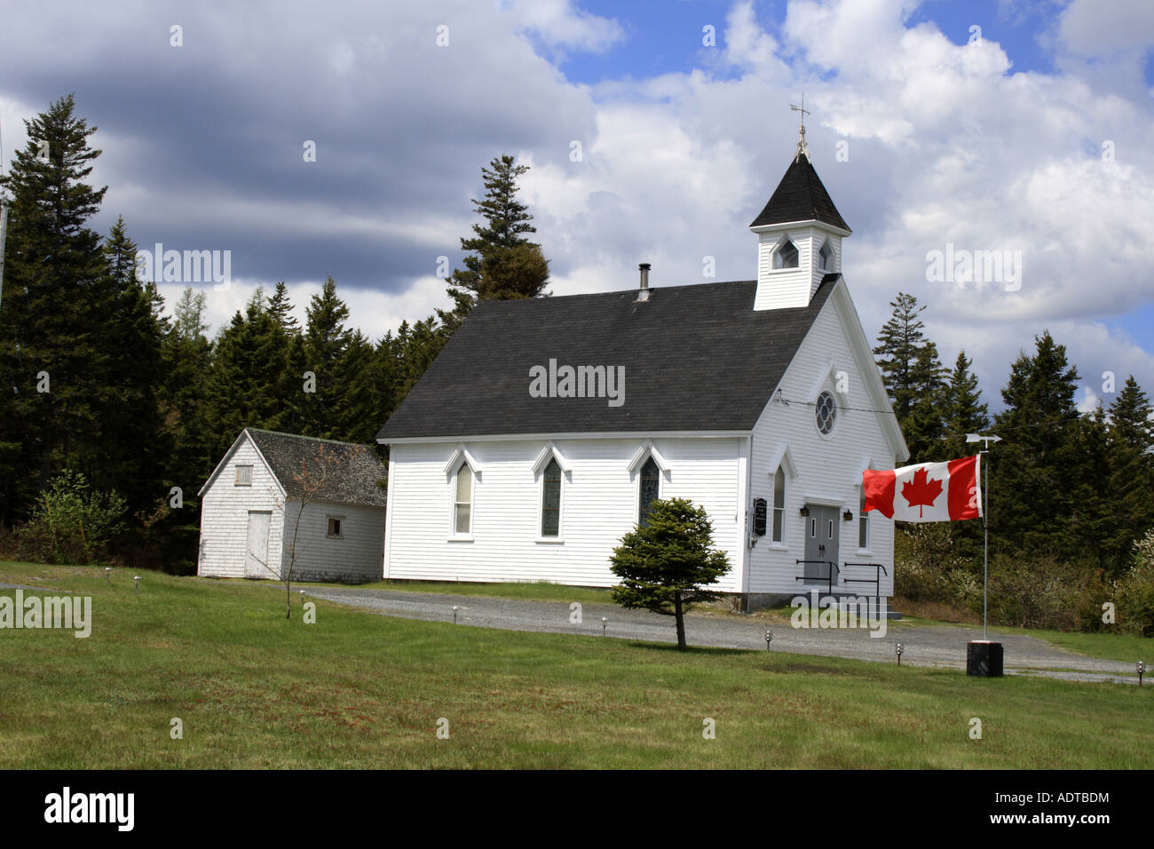 En Nouvelle-Écosse, l'église et le drapeau canadien en campagne, en Nouvelle-Écosse, Canada. Photo par Willy Matheisl Banque D'Images