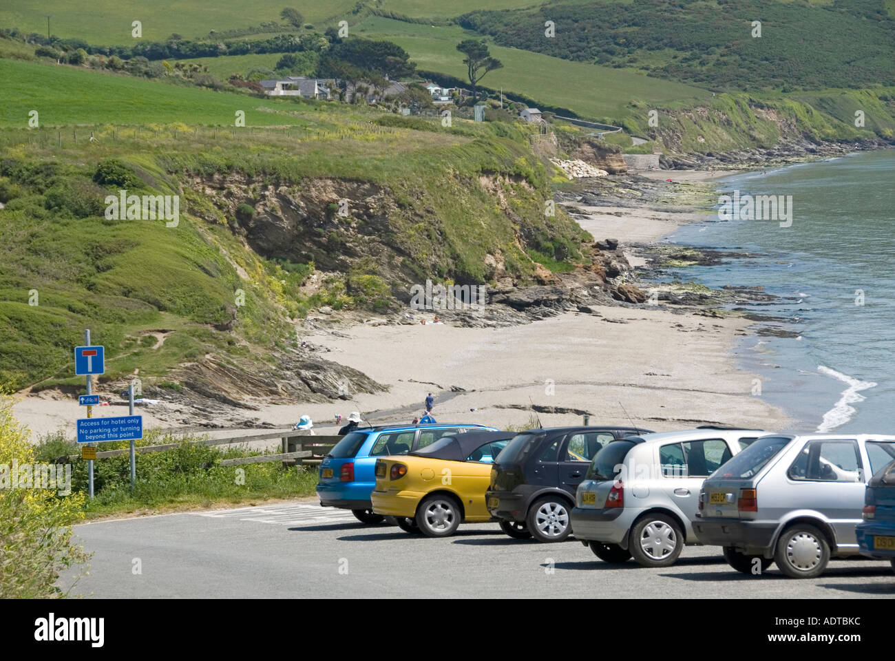 Plage de sable de Pendower et paysage rural à Gerrans Bay, sur la côte sud-ouest du sentier importance du parking pour le tourisme et les randonneurs Cornwall Angleterre Royaume-Uni Banque D'Images
