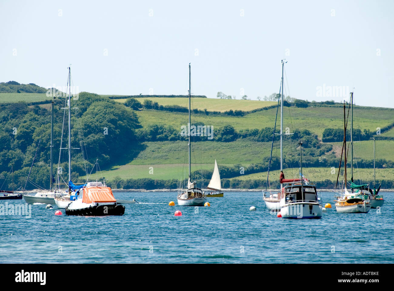 Bateaux à moorings en Carrick Roads près de St Just in Roseland Banque D'Images