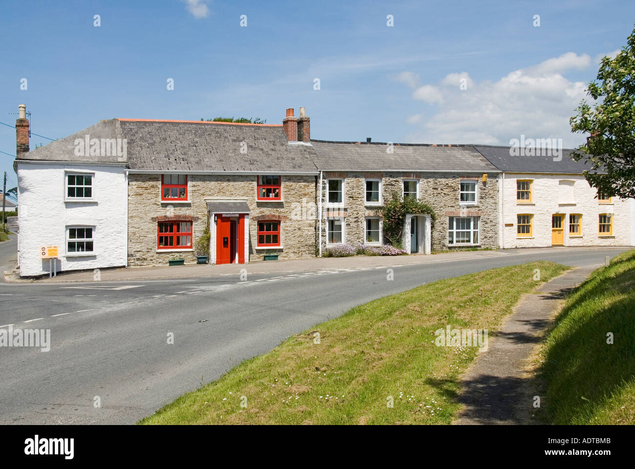 St Just in Roseland cottages en bordure de la route principale Banque D'Images