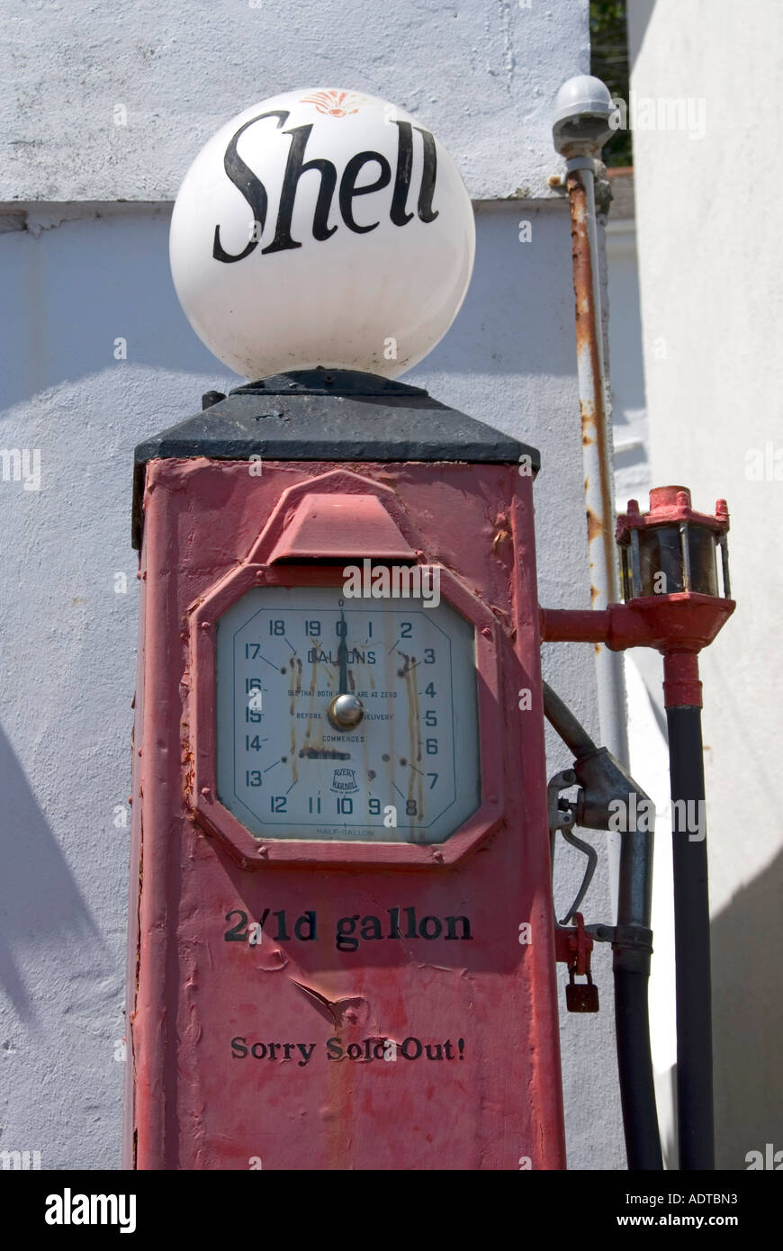Une station de remplissage d'essence montre l'ancienne pompe à essence Shell affichant des prix anciens deux shillings un penny le gallon à St Mawes Cornwall Angleterre Royaume-Uni Banque D'Images