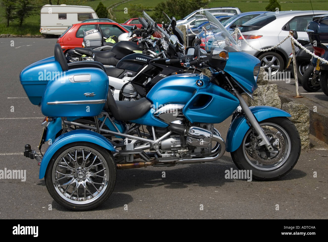 Trois roues BMW moto en parking moto bmw Photo Stock - Alamy