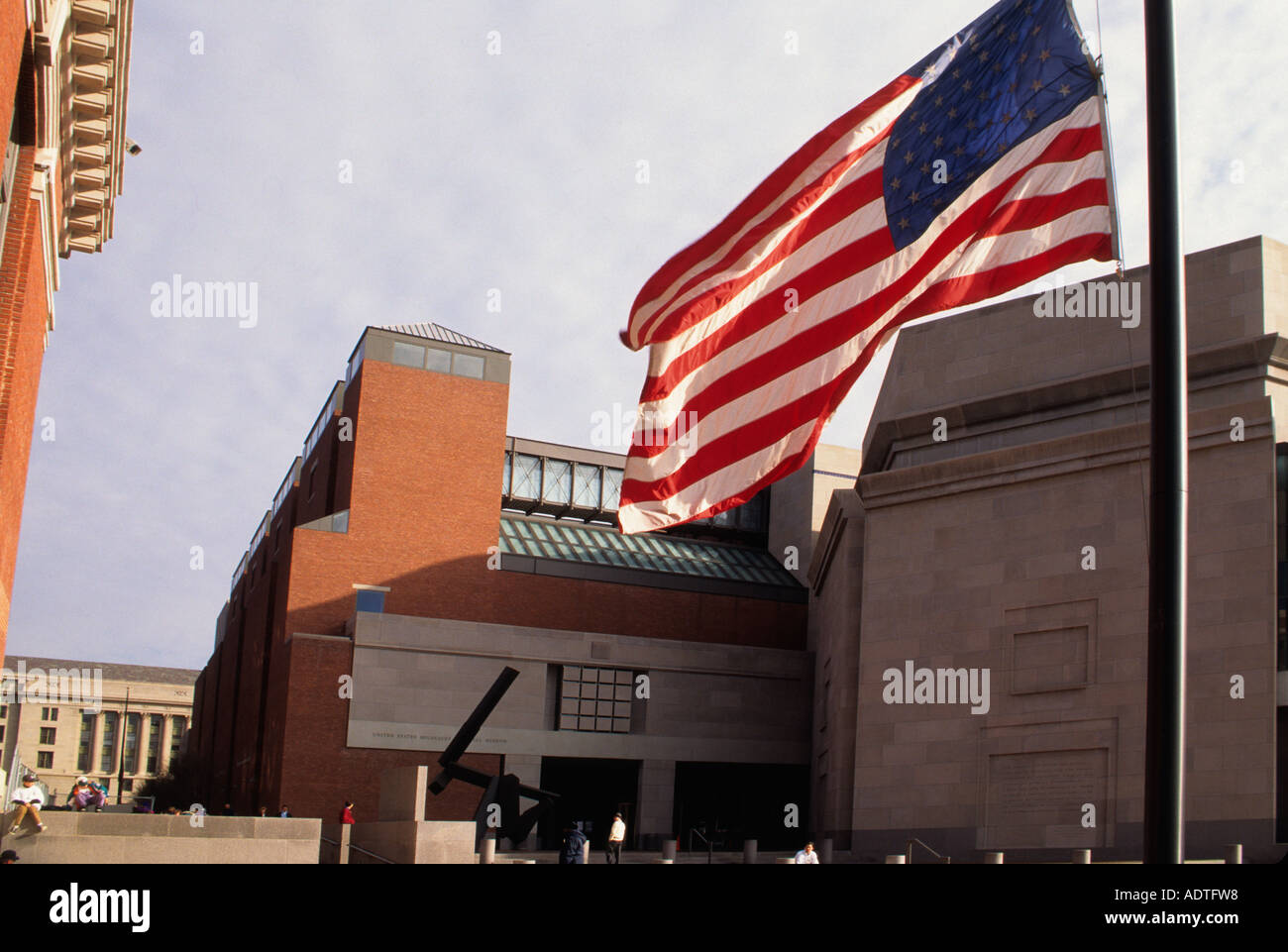 Washington DC le Musée commémoratif de l'Holocauste des États-Unis sur le National Mall. Drapeau américain volant. Musée du souvenir Raoul Wallenberg place USA Banque D'Images