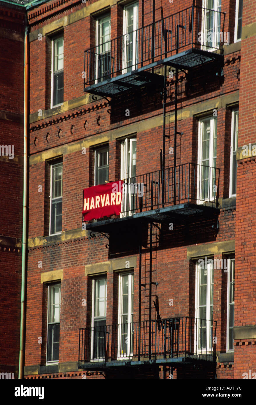 Dortoir de l'Université Harvard avec bannière de l'école Harvard. Façade extérieure du bâtiment à Cambridge Massachusetts USA. Ivy League College. Banque D'Images