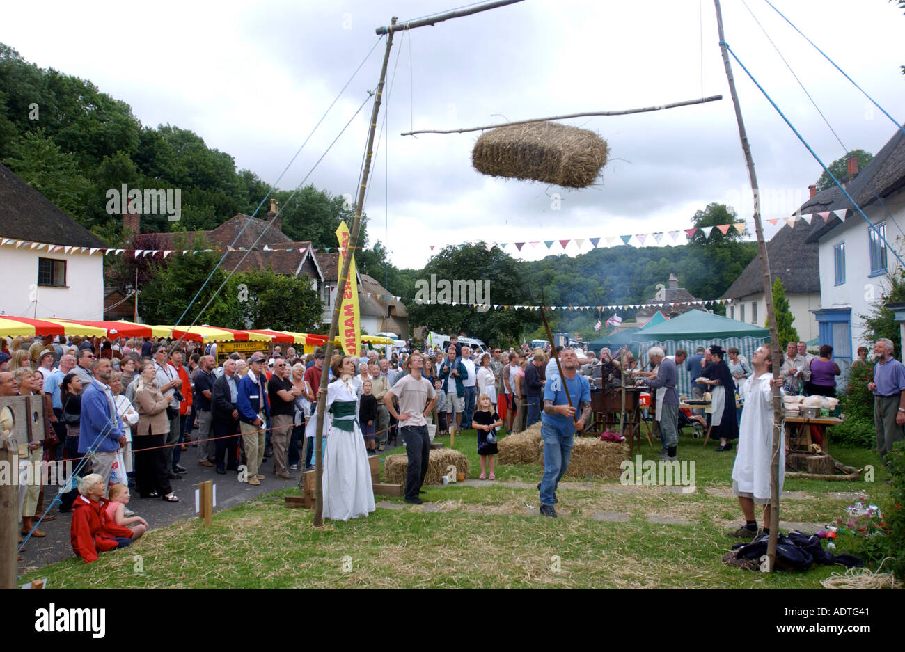 Lancer un jeu à la Milton Abbas haybale village foire de rue dans le Dorset England UK Banque D'Images