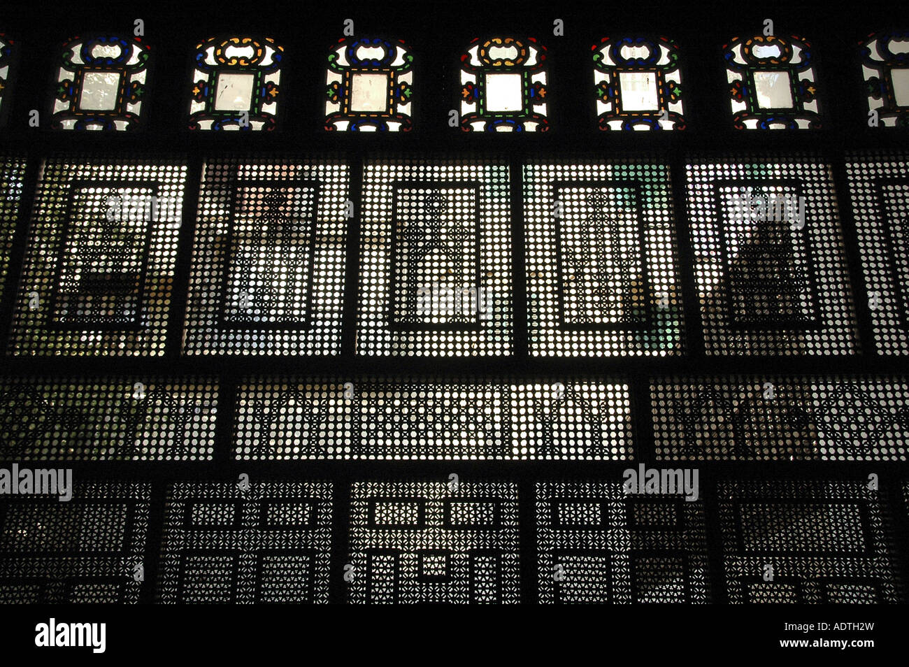 La fenêtre de style égyptien Mashrabiya, entourée de treillis en bois sculpté de la maison de l'ère ottomane Bayt Al-Suhaymi du XVIIe siècle au Caire, en Égypte Banque D'Images