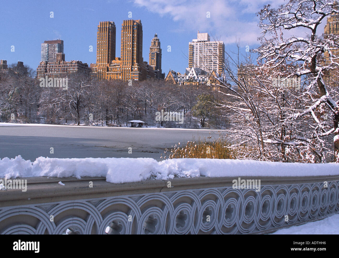 Bow Bridge et Central Park West après une tempête de neige. Les bâtiments Majestic et Dakota. Gratte-ciels de Conservancy Central Park Garden USA Banque D'Images