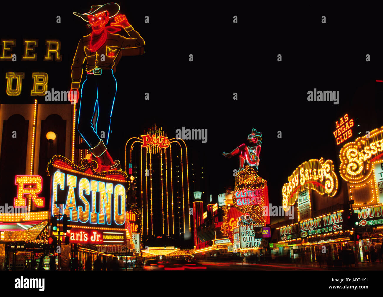 Las Vegas, Freemont Street la nuit. Cowboy Vegas Vic et Sassy Sally. Lumières fluo colorées et lumineuses. Scène de rue des casinos de jeu. La culture américaine Banque D'Images