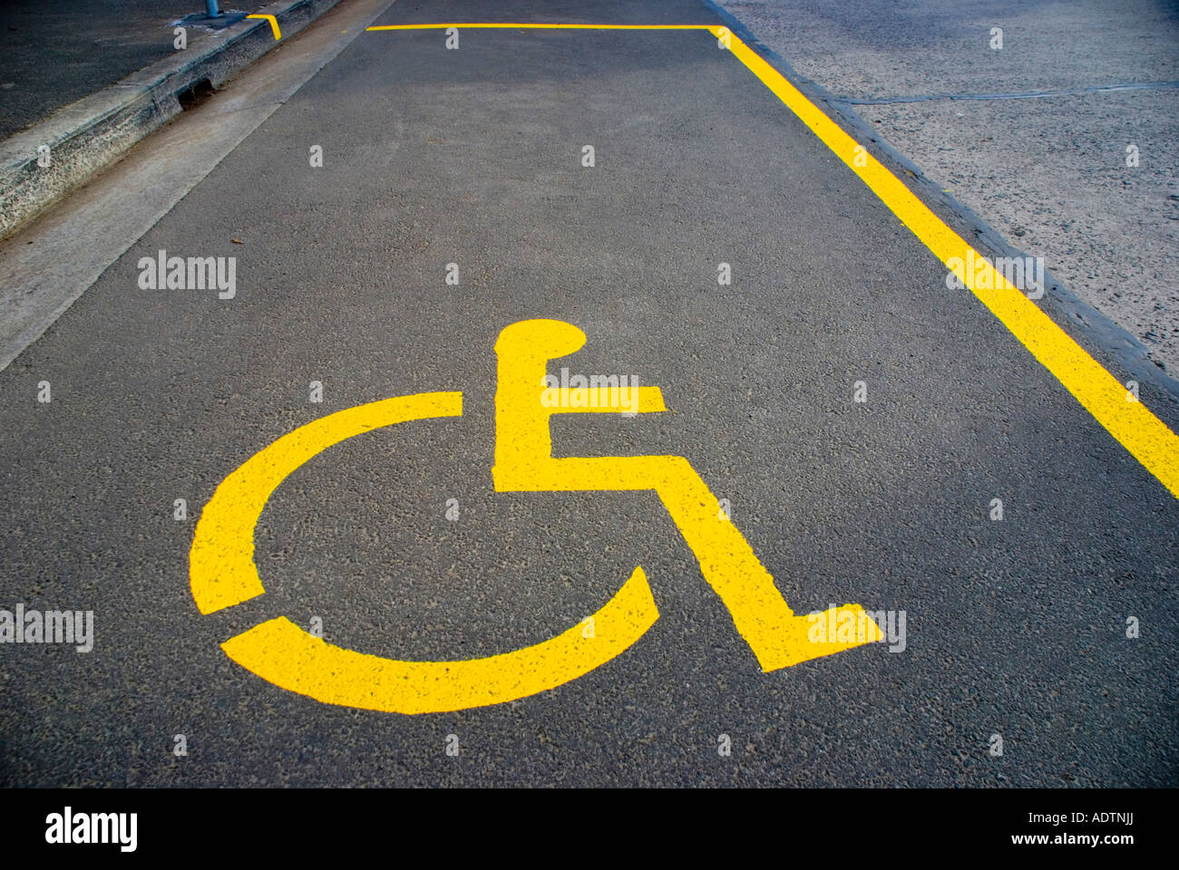 Logo handicapé peint sur l'aire de stationnement Banque D'Images
