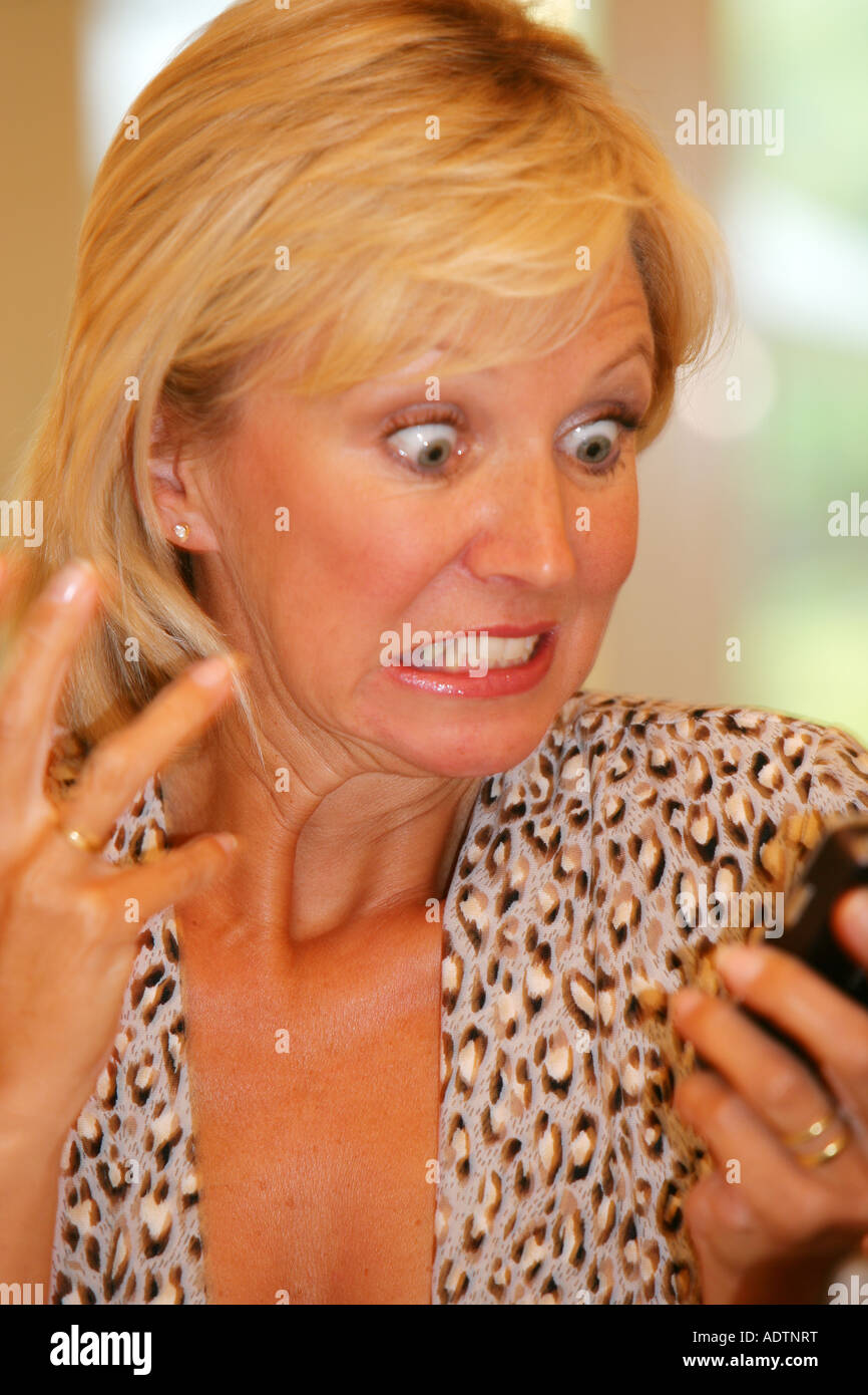 Mature Woman using mobile phone model publié Banque D'Images
