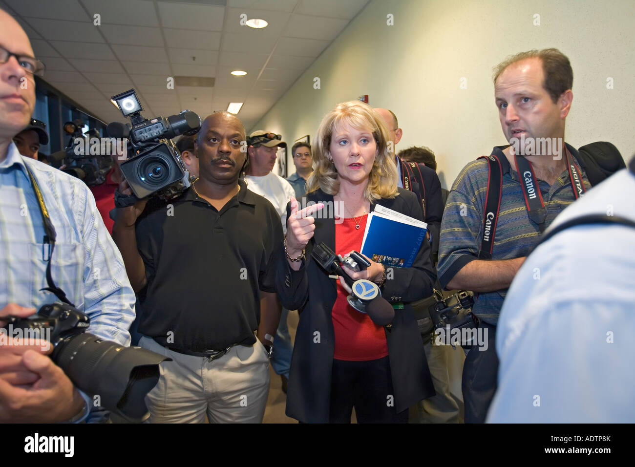 Les journalistes d'attendre début de pourparlers UAW-Contrat de Chrysler Banque D'Images
