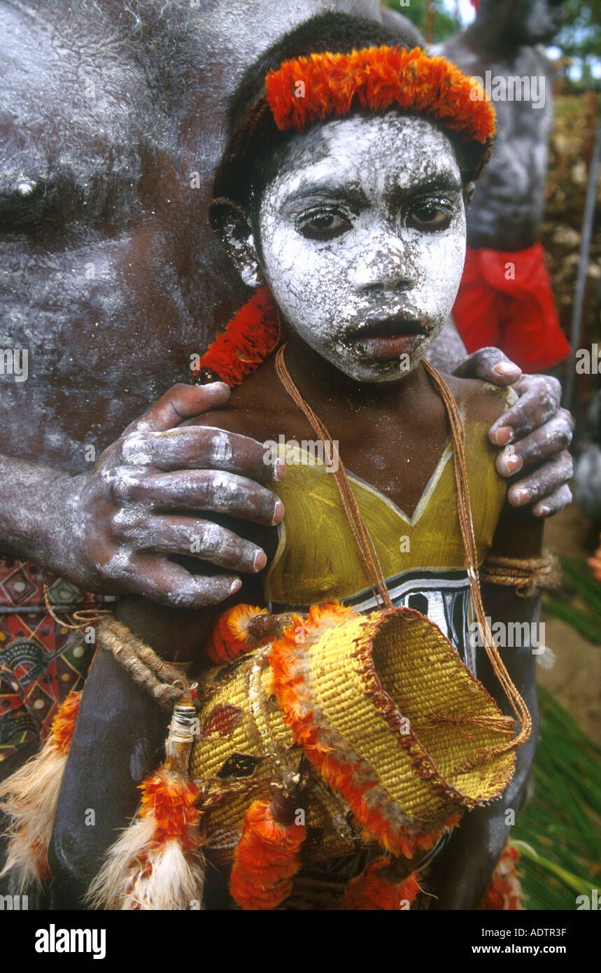 Les Yolngu Boy film jeune autochtone garçon avec son sac à son sacré dilly cérémonie d'initiation Arnhem Land NT Australie Banque D'Images