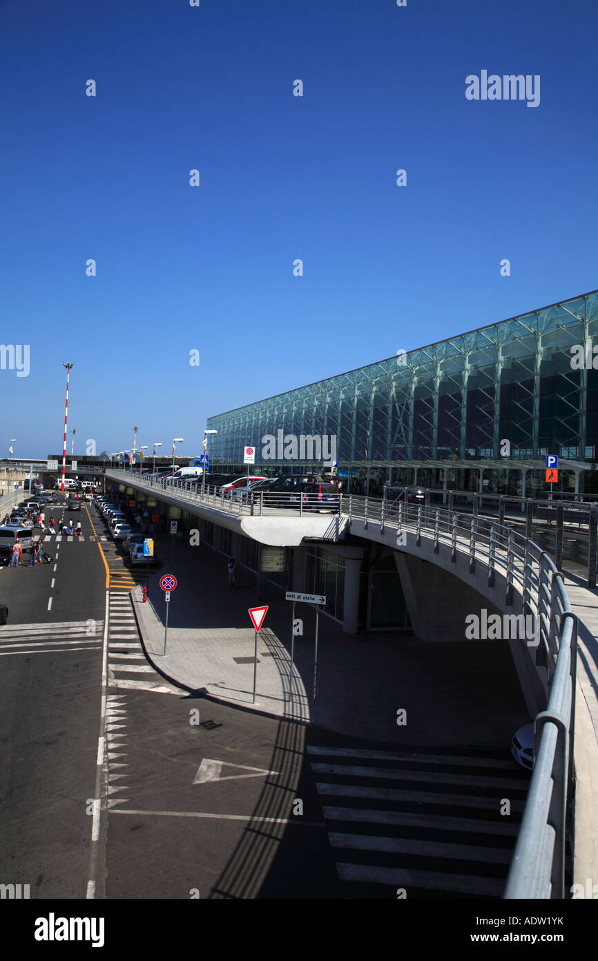 Voitures Au Depart Et Terminal Des Arrivees De L Aeroport De Catane Sicile Italie Photo Stock Alamy