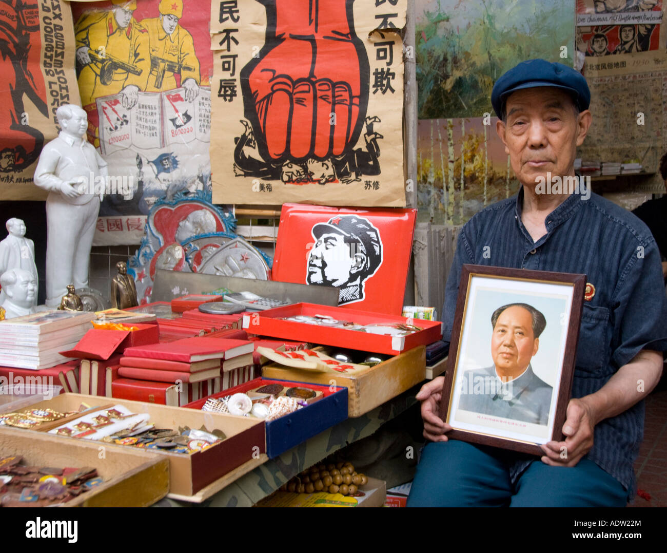 Vente de souvenirs de l'homme Mao au marché Panjiayuan également connu sous le nom de Dirt Marché à Beijing 2007 Banque D'Images