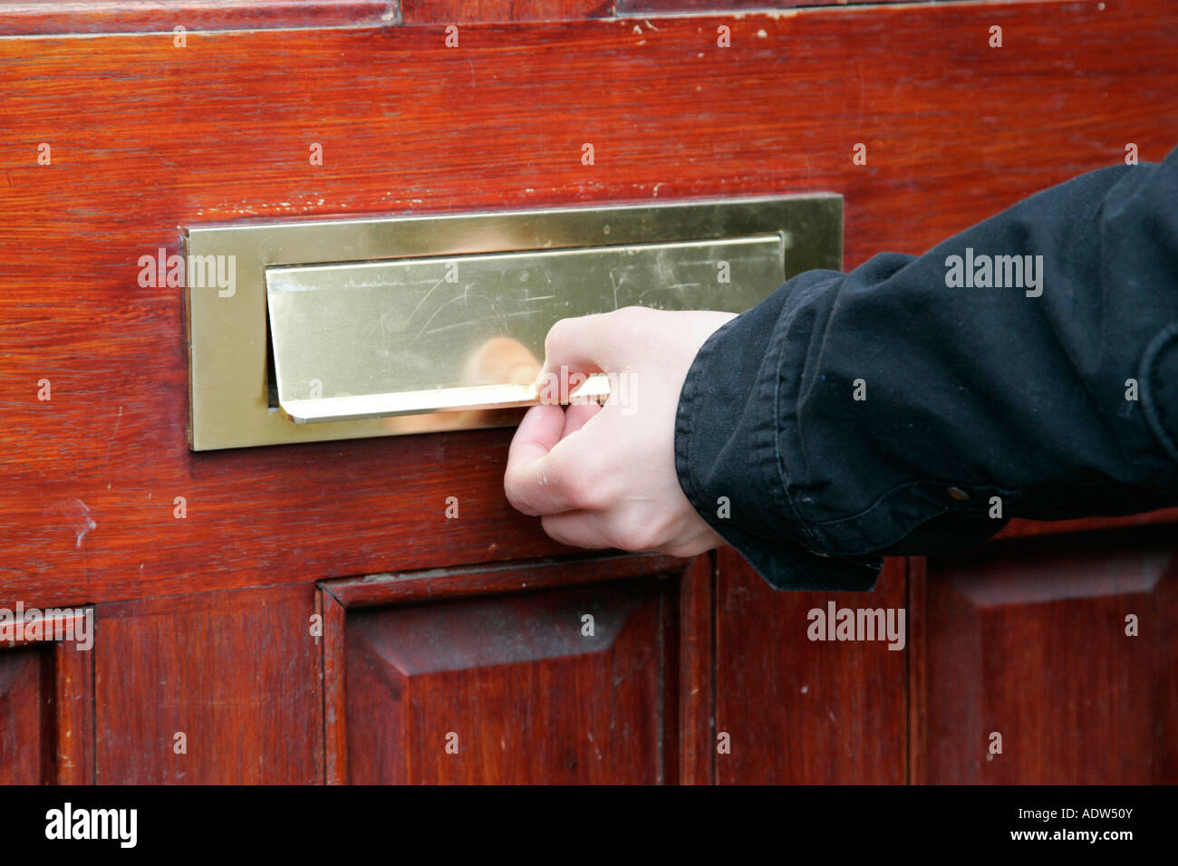 Mans part rapper letterbox ménage d'appels à froid Banque D'Images