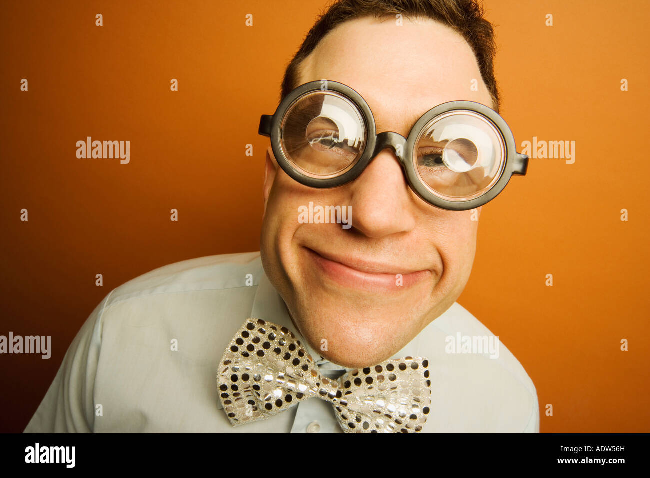 Homme portant des grosses lunettes et un noeud papillon Photo Stock - Alamy